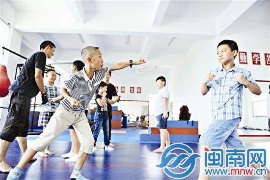 別看個子小,揮起拳來也帶勁