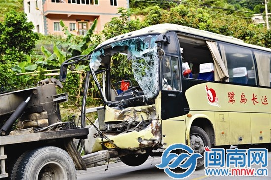 安溪往廈門中巴車車頭嚴(yán)重凹陷