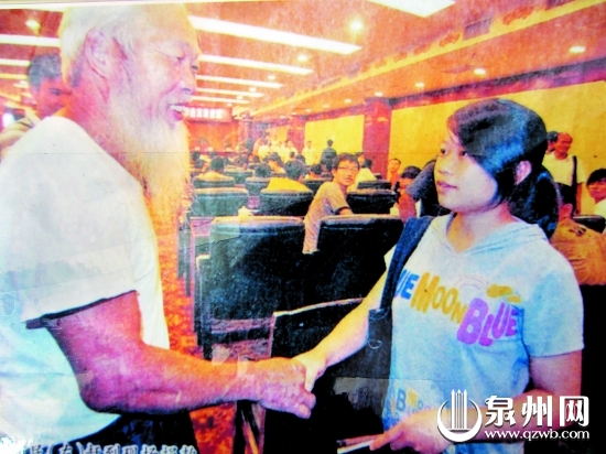 陳云從趕到本報的助學活動現場發助學金